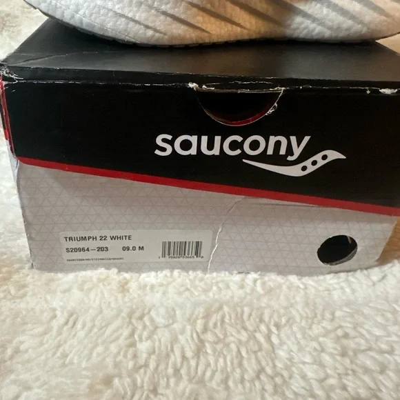 Saucony Men's Triumph 22 Sneaker, White Size 9